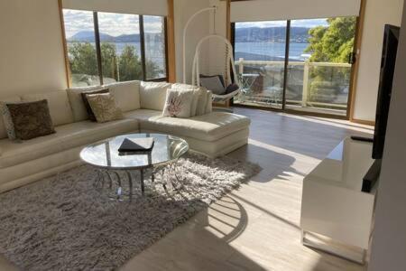 Spacious Modern Home Outstanding Views Sleeps 9 Hobart Ngoại thất bức ảnh